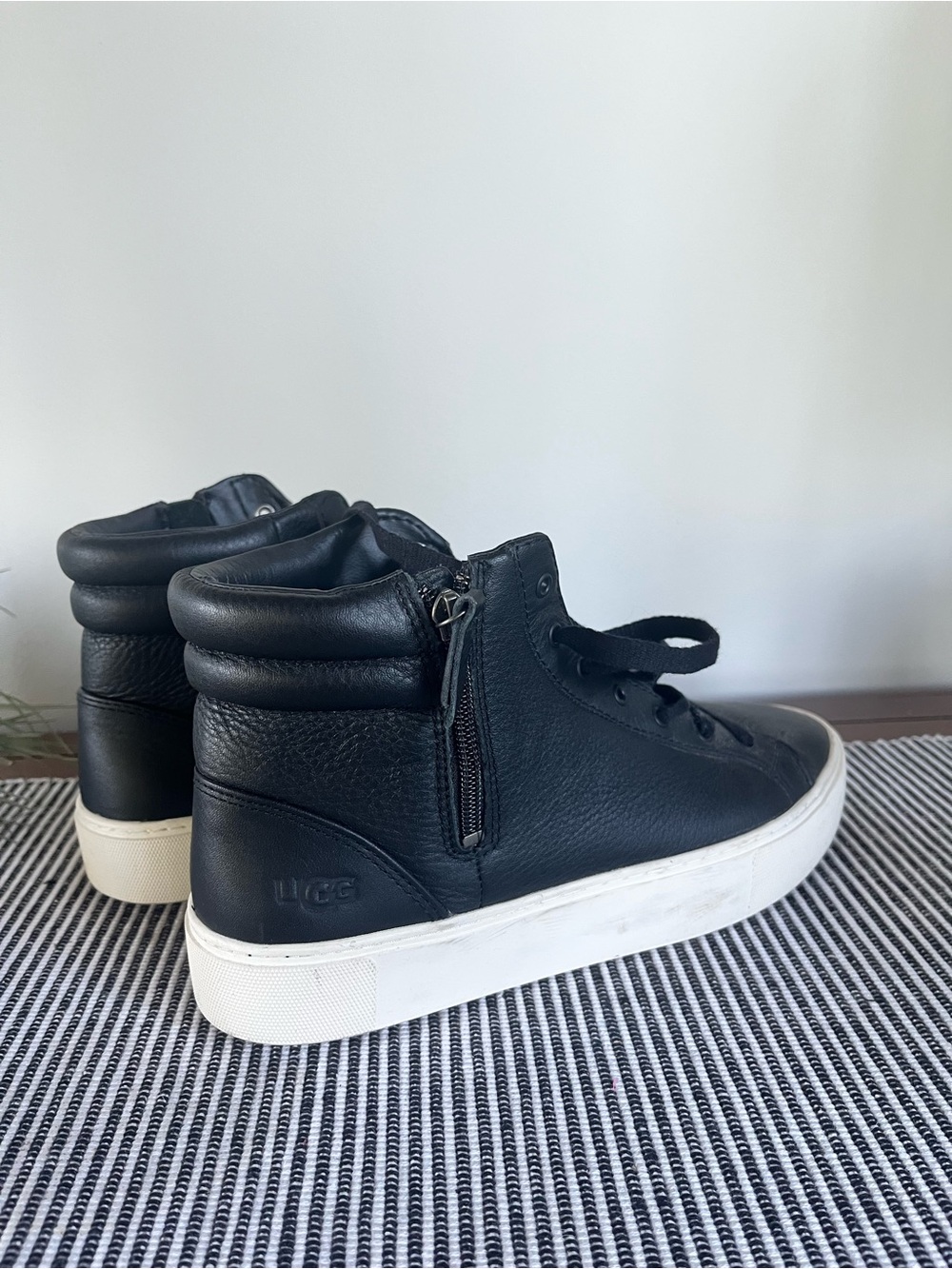 UGG Womens Black Leather High-Top Sneakers with White Sole size 9
